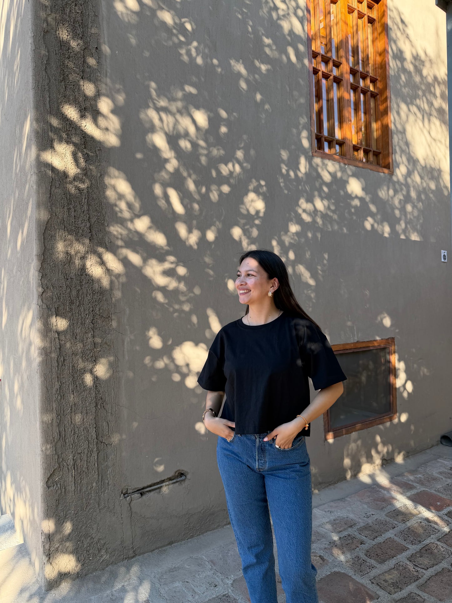 Polera básica negra oversize a la cadera