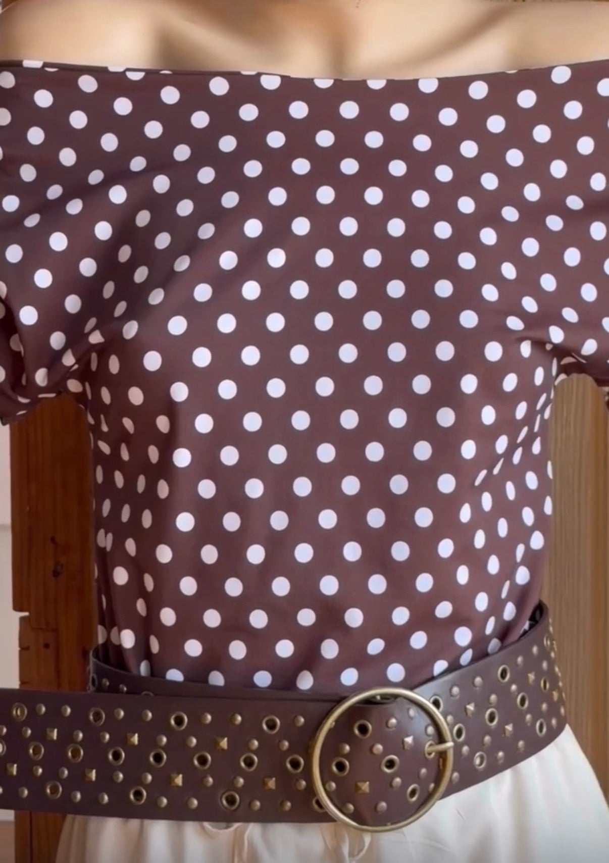 Polera cuello bote Lycra lunares café