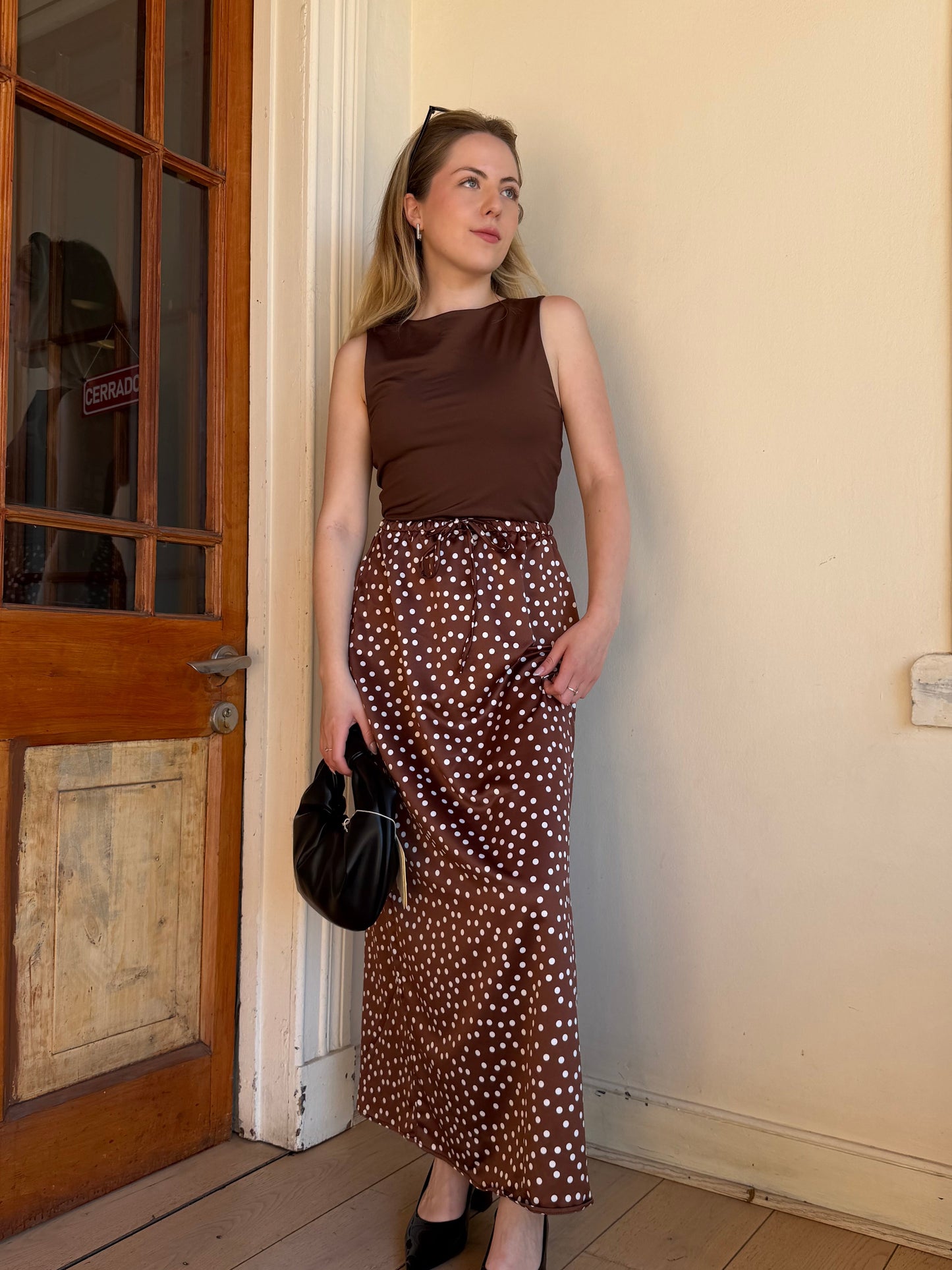 Falda larga polka dots café